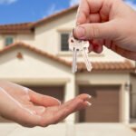 Entrega de llaves frente a una vivienda unifamiliar